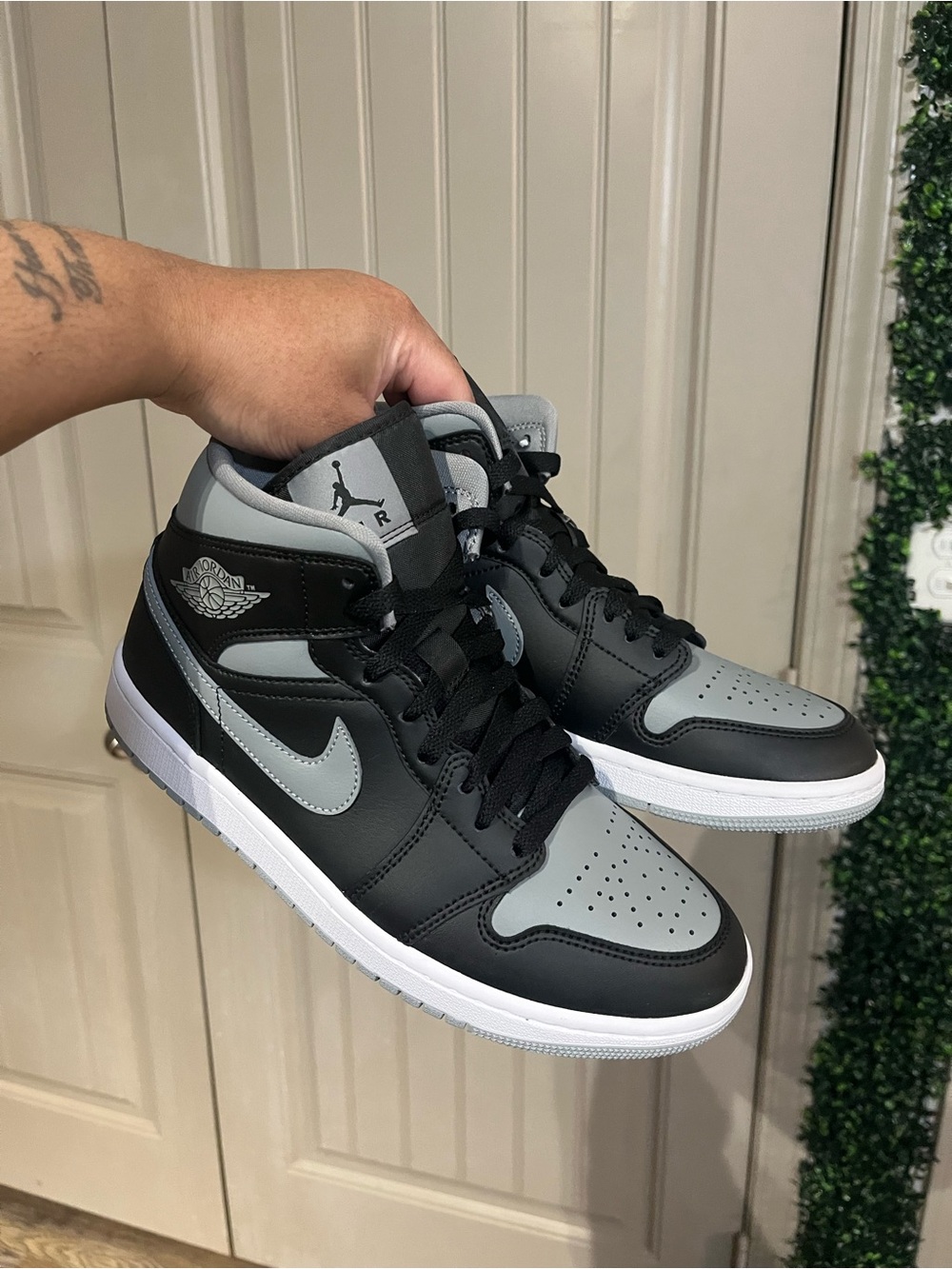 Jordan 1 Mid, Black and Grey